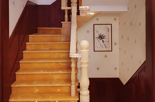 于都中式别墅室内汉白玉石楼梯的定制安装装饰效果